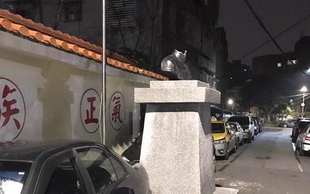 刀起头落!台湾男子深夜持刀砍蒋介石铜像 刀起头落!台湾男子深夜持刀砍蒋介石铜像
