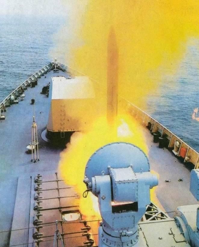 一艘052D驱逐舰服役,可携带多达112枚导弹,战