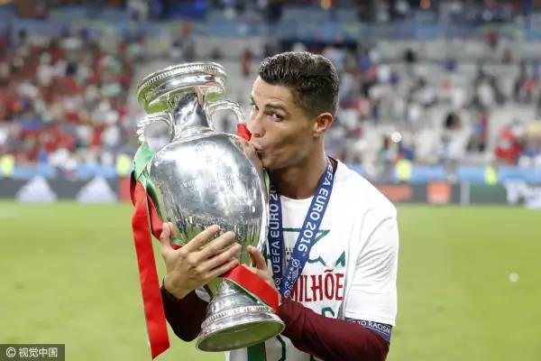 C罗终结金球悬念!欧冠欧洲杯全拿 梅西甘拜下风 C罗终结金球悬念!欧冠欧洲杯全拿 梅西甘拜下风