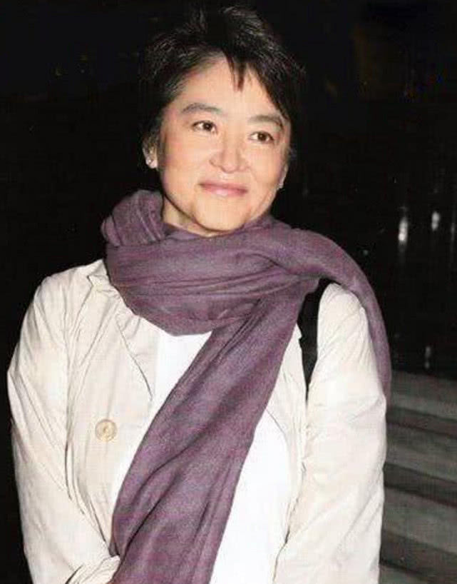 林青霞老了,王祖贤丑了,张曼玉骨瘦如柴,只有她