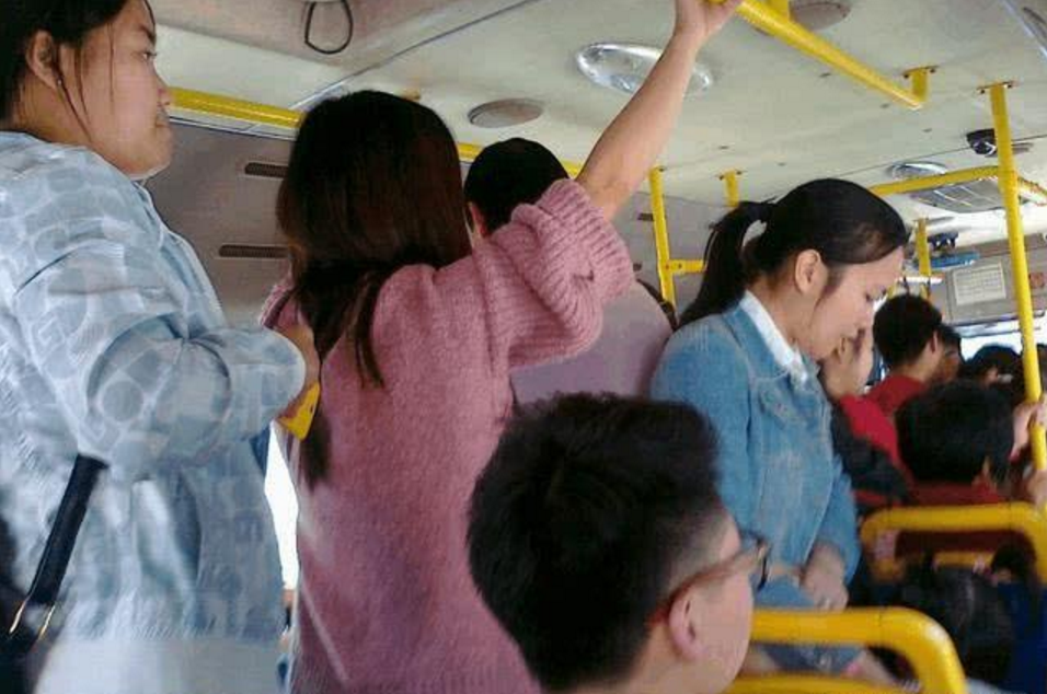 尴尬了:司机一个急刹车,却让女子没脸见人了,乘客们纷纷捂住了脸!