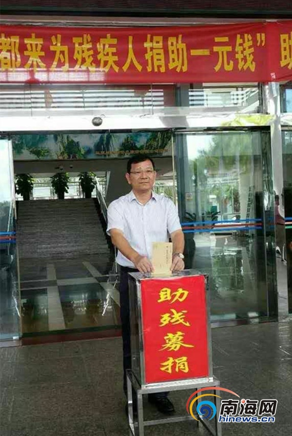 吉阳区区长张华文捐款.通讯员邢琳琳摄