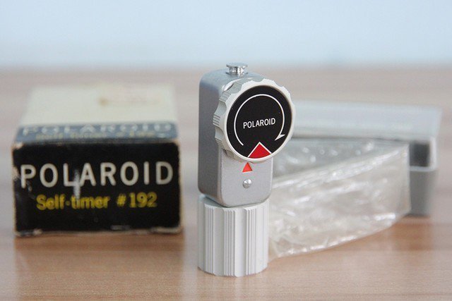早先的自拍需要借助特殊的定时装置(图为宝丽来192自拍定时器,图片