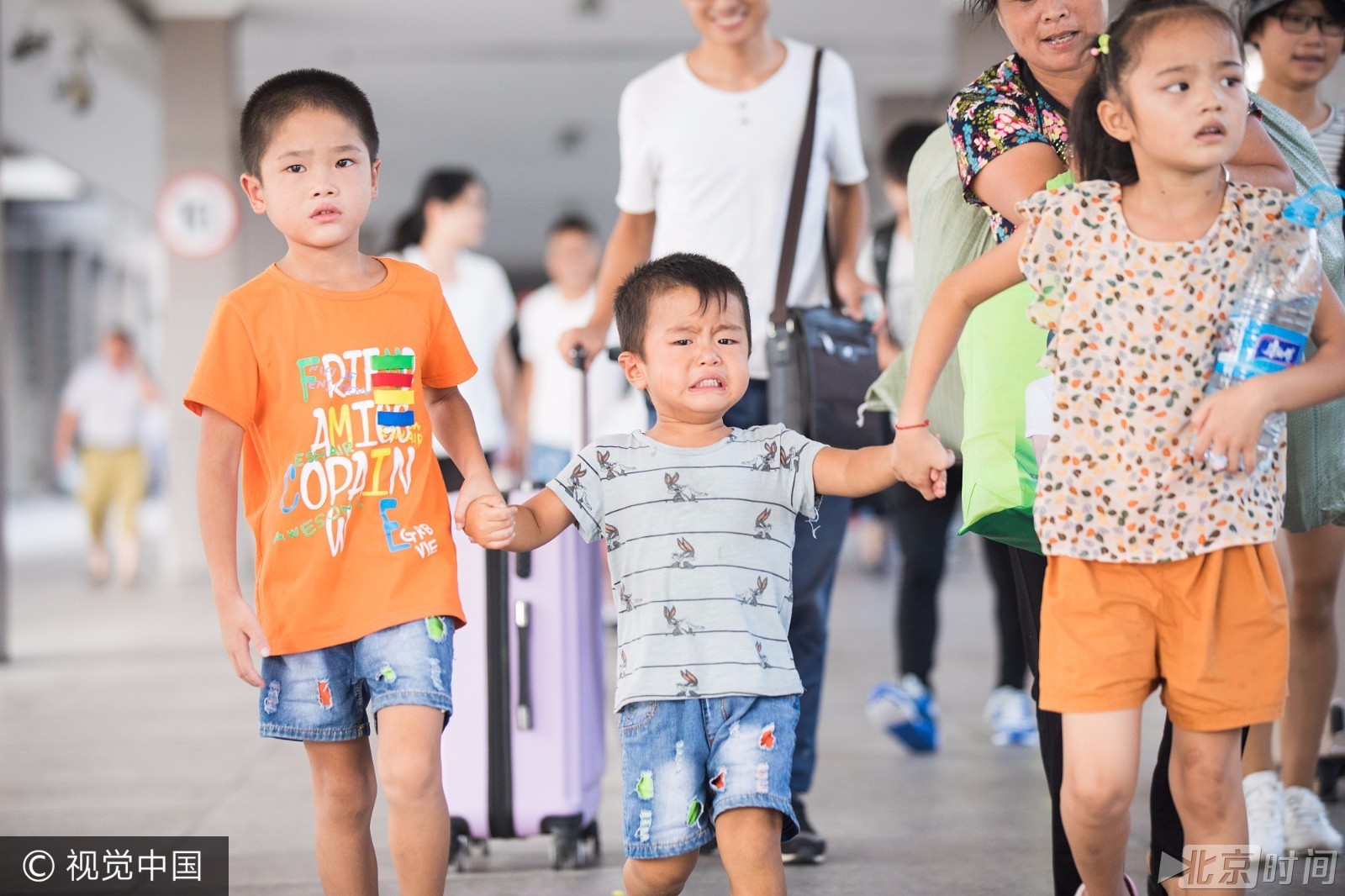 暑假临近结束留守儿童返程 车窗边眼神令人动