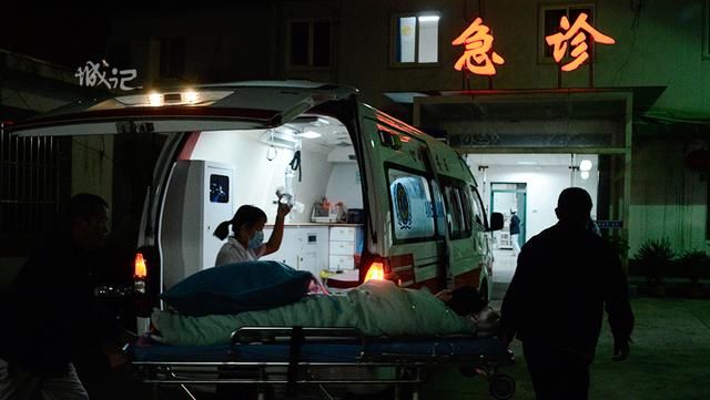 儿子偷喝白酒进医院,医生摇头说没救了,最后父