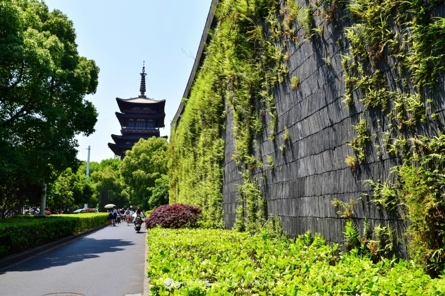 鼓楼城墙后的南宋皇城小镇