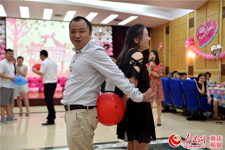 活动现场，男女嘉宾纷纷主动上台展示才艺，通过自我介绍、情歌对唱、游戏互动等形式，加深彼此的印象，寻找默契和缘分。