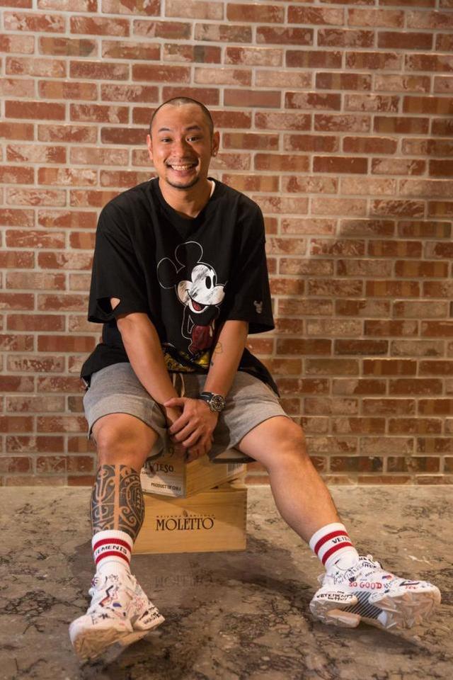 凭着不流利的粤语在香港走红 风光时一餐花4万 如今只能吃泡面