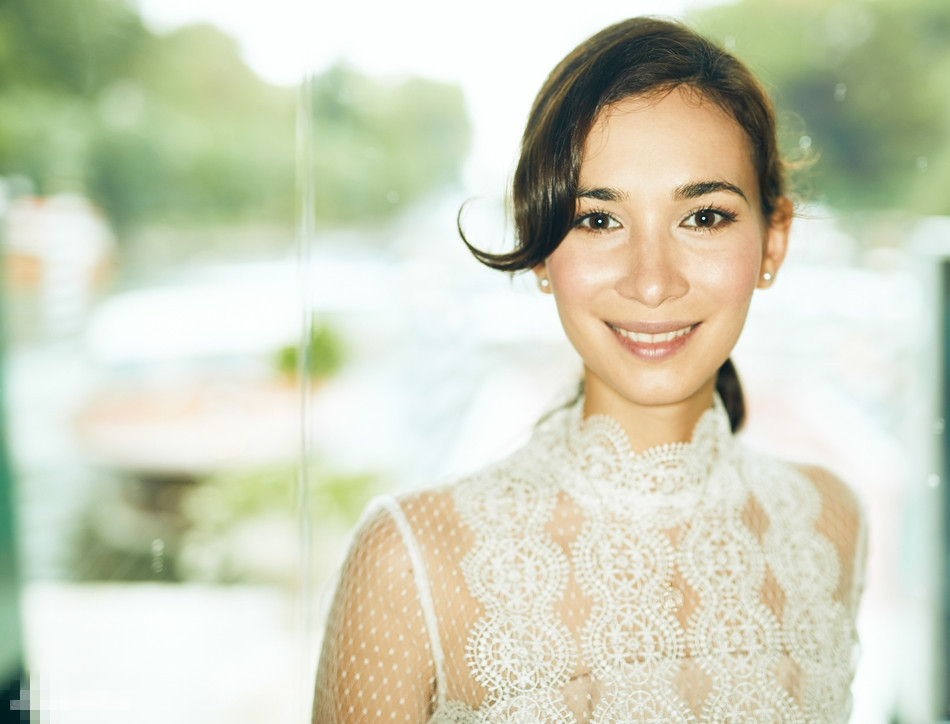 《战狼2》女主卢靖姗威尼斯写真 蕾丝美裙笑容迷人