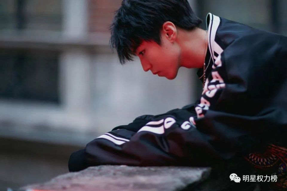 王俊凯最新街拍酷帅撩人 杨幂杂志大片简约唯