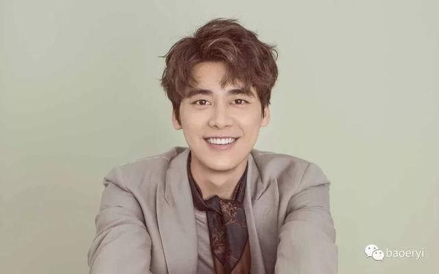 李易峰录完快本直奔机场火速闪人,吴昕请假缺