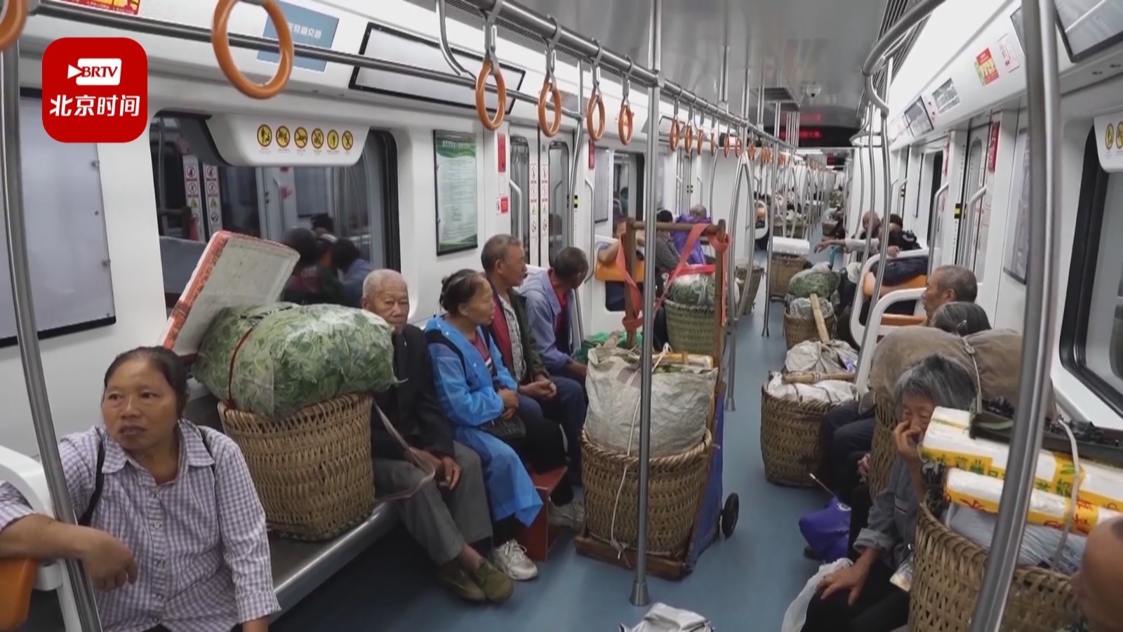 暖心！一起来看这条“背篓专线”~