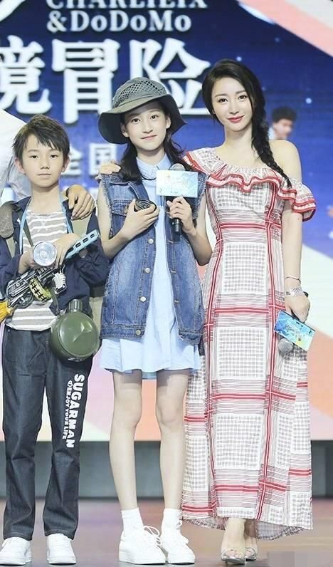 柳岩格子长裙露香肩,网友:保守打扮更漂亮