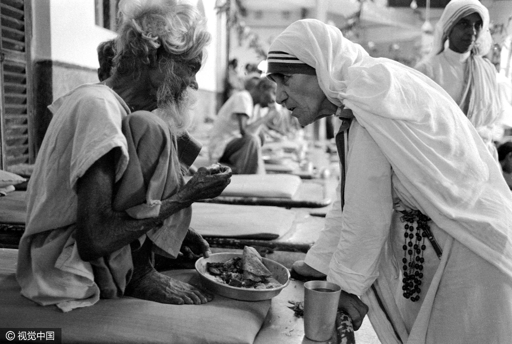 特蕾莎修女与贫穷的老人。