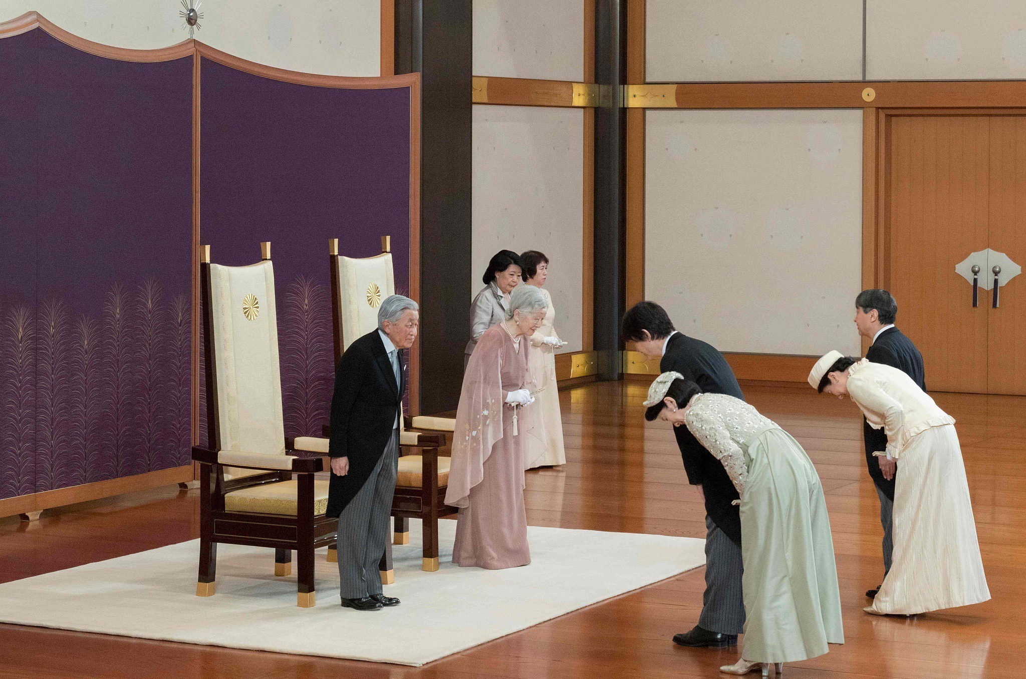 当地时间2019年4月10日,日本皇太子德仁亲王、文仁亲王夫妇抵达皇宫,庆祝明仁天皇和美智子皇后结婚60周年。