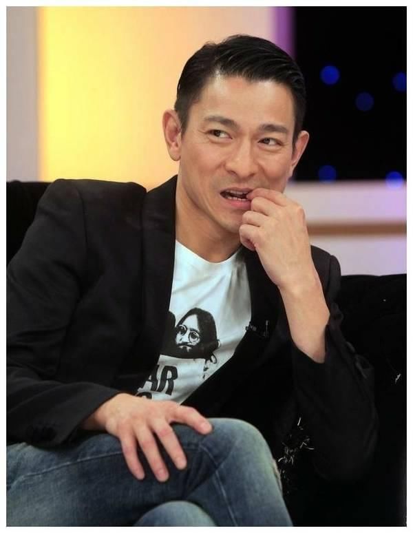 抓拍57岁刘德华近照 身形消瘦满面皱纹 网友:天王再老,还是天王