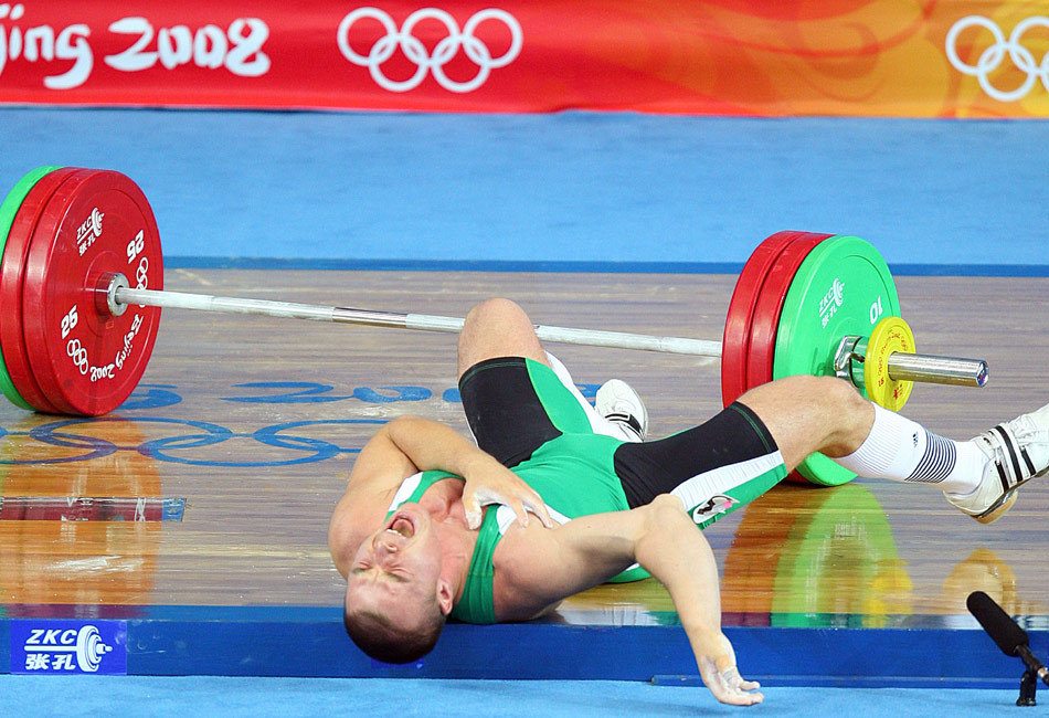 匈牙利选手鲍·亚诺什手臂反折痛苦倒地。