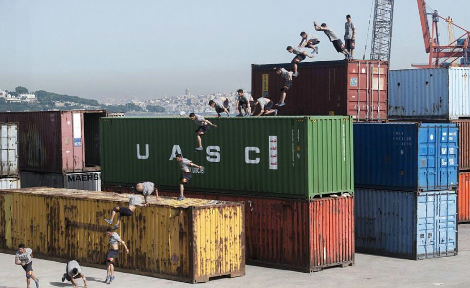组图-死亡表演！跑酷选手“飞”过集装箱瞬间