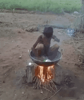 每日搞笑GIF动图笑话:吃饭还敢玩手机?看看这