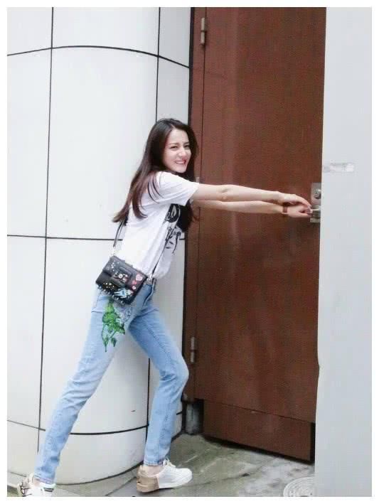 迪丽热巴的小白鞋真是别致,后脚跟踩在泥地里