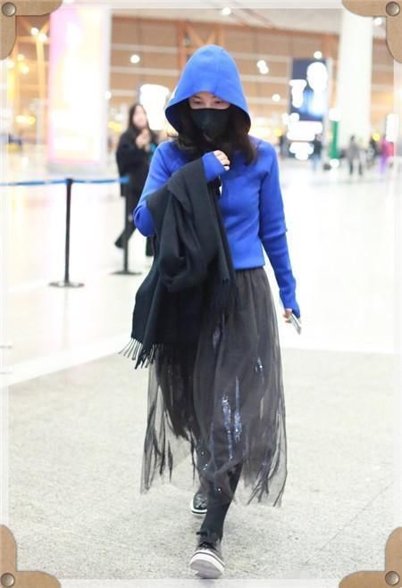 李冰冰再现机场,蓝卫衣配黑纱裙土得掉渣,不老