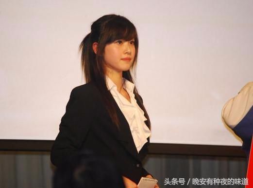 看了奶茶妹妹学生时代的相片,才知道刘强东要