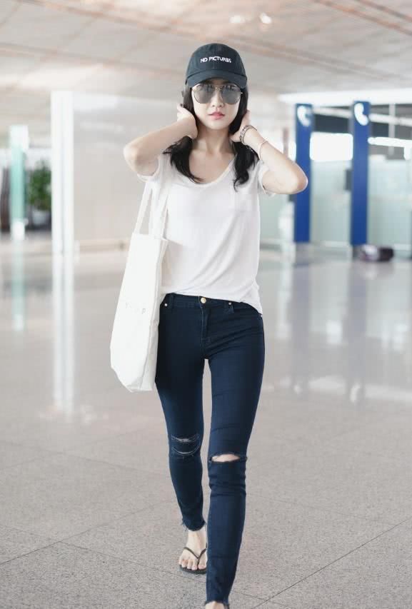 女神也穿拖鞋出门?王鸥脚踩人字拖登机,颜值高