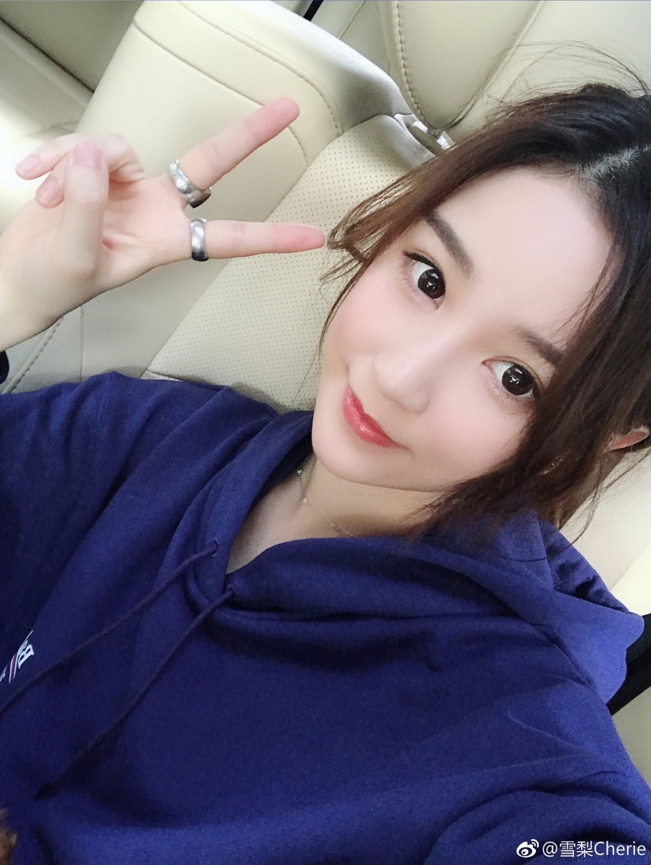 日前,王思聪前女友雪梨在微博晒出一组自拍美照.