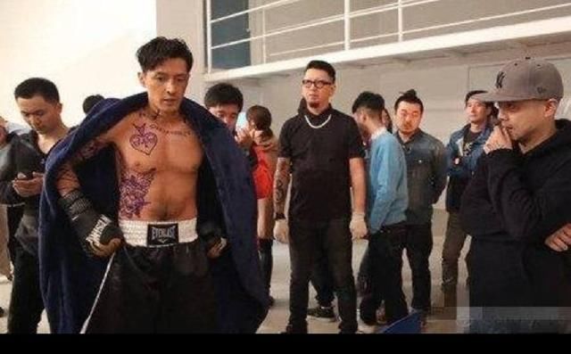 胡歌的腹毛,蔡徐坤的腹毛,李晨的腹毛,都没有他