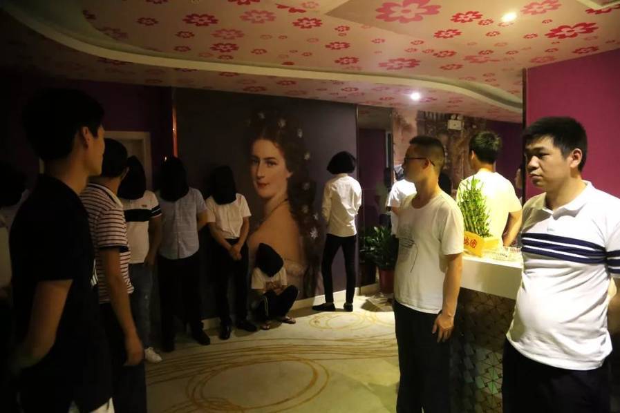 在掌握该洗浴中心活动情况和精心研判的基础上，5月18日晚， 隽水派出所迅速集结警力，联合县局巡逻大队、城北派出所，采取雷霆行动，对该酒店进行突击检查。