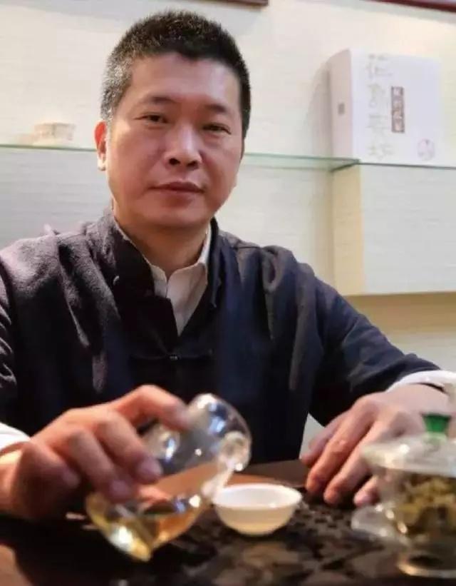 岛主翁文峰生长在城门镇龙江村的茉莉花茶世家,从小就开始跟着父亲