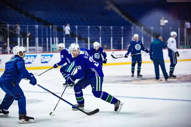 NHL中国赛双雄首次上冰训练 加人国王盛赞赛