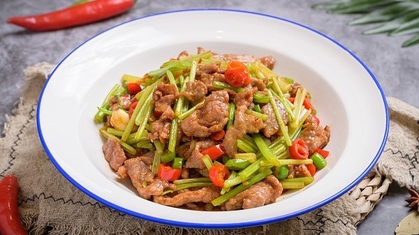 超级绝配的牛肉炒芹菜，肉嫩菜脆，太香了！