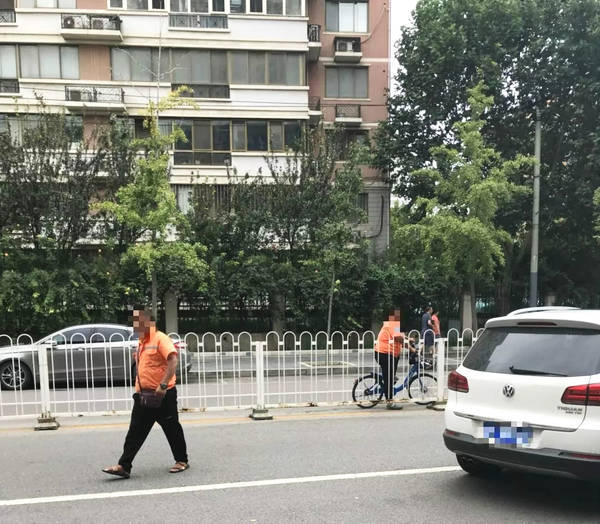 美食街来了“蛮横哥” :不交费?那就留下照片! 美食街来了“蛮横哥” :不交费?那就留下照片!