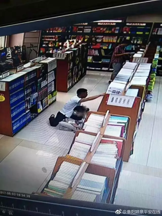 男子在书店给少女看淫秽视频 警方马赛克亮了 男子在书店给少女看淫秽视频 警方马赛克亮了