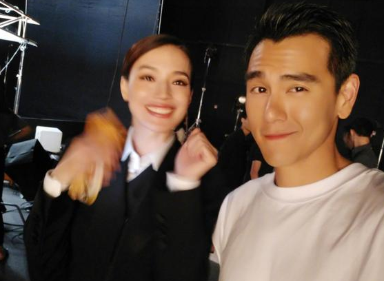 舒淇合影彭于晏狂挥手似花痴少女 我遇到悟空了!