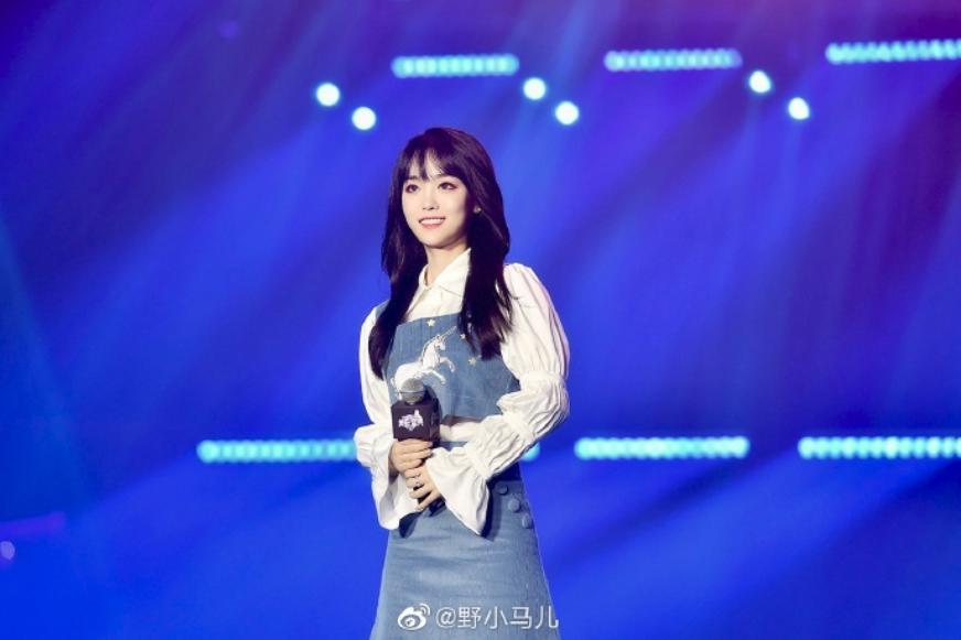 网红主播野小马亮相海口2019抖音年度盛典 现场演绎《海阔天空》(图4) 网红主播野小马亮相海口2019抖音年度盛典 现场演绎《海阔天空》(图4)