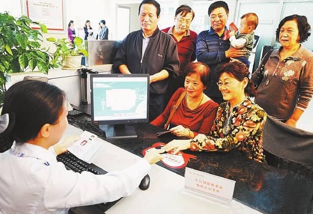 女职工今年50岁,养老保险没有交满15年,可以退