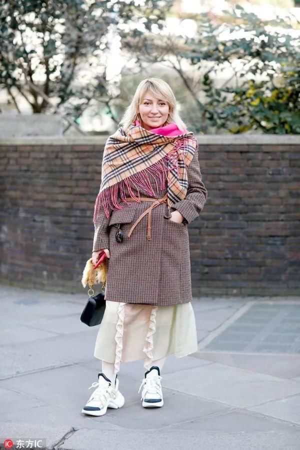 谁说矮个子女生只能穿高跟鞋?穿对球鞋照样显