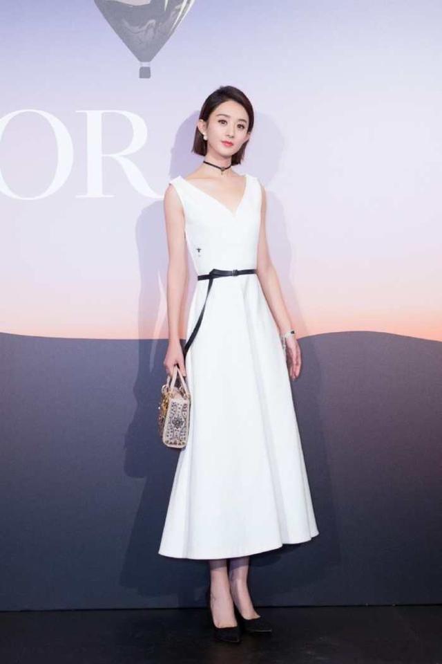 赵丽颖真低调,白裙配小白鞋就现身舞台,尽显邻