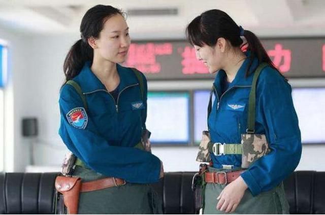 空军飞行员多少岁退休?待遇惊呆了