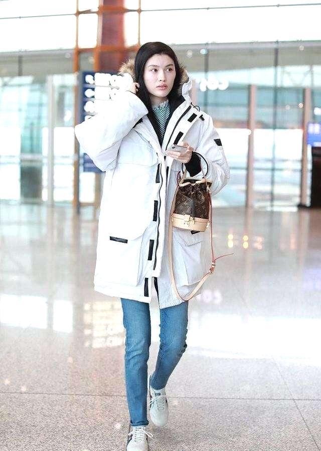 何穗奚梦瑶机场穿白色羽绒服,同是维密天使,谁