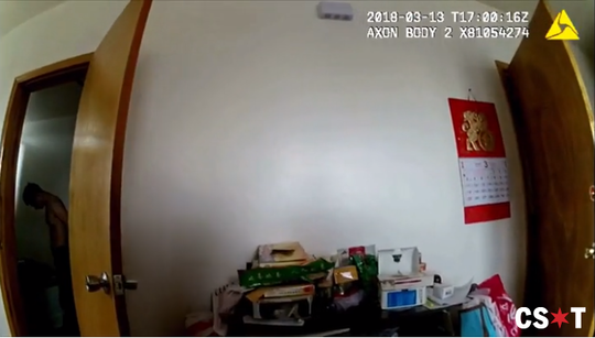 华裔男子手持菜刀遭警察枪击 开枪警察被放假