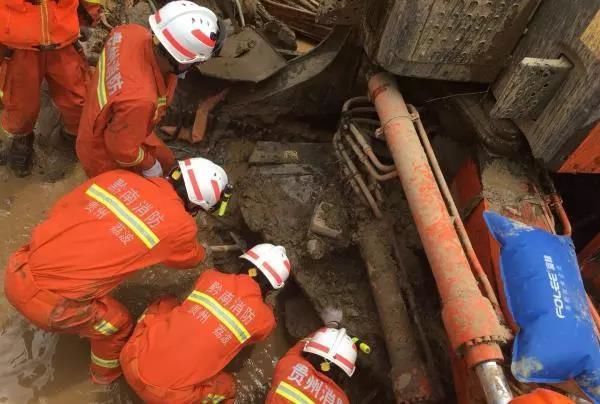 贵州黔南一在建高铁隧道突发透水事故 工人被