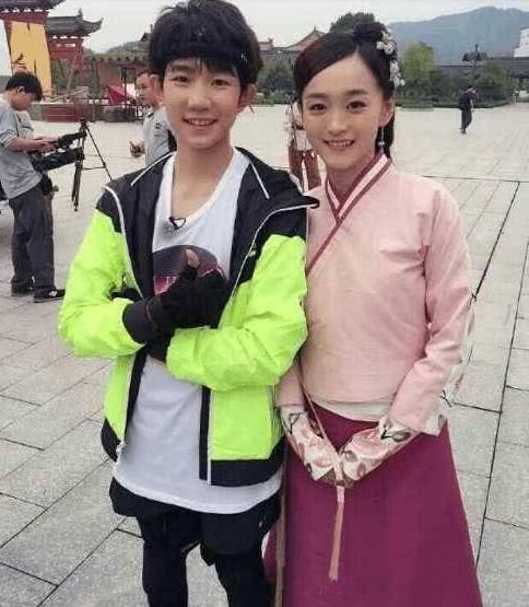 TFboys的绅士手是怎样的呢?易烊千玺牵女生手