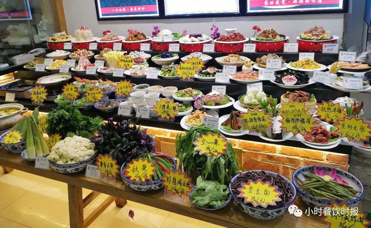 菜品密密麻麻摆在展台上.