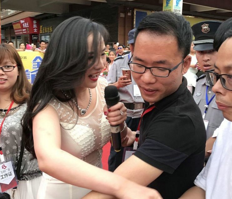 31岁干露露出席活动捞金