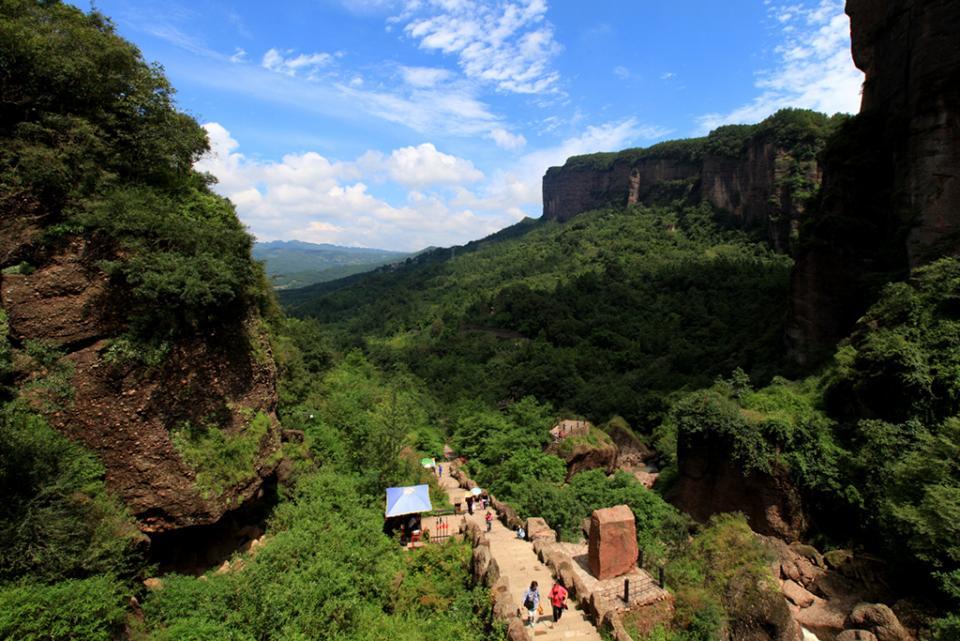 剑门蜀道:剑阁峥嵘而崔嵬，一夫当关万夫莫开