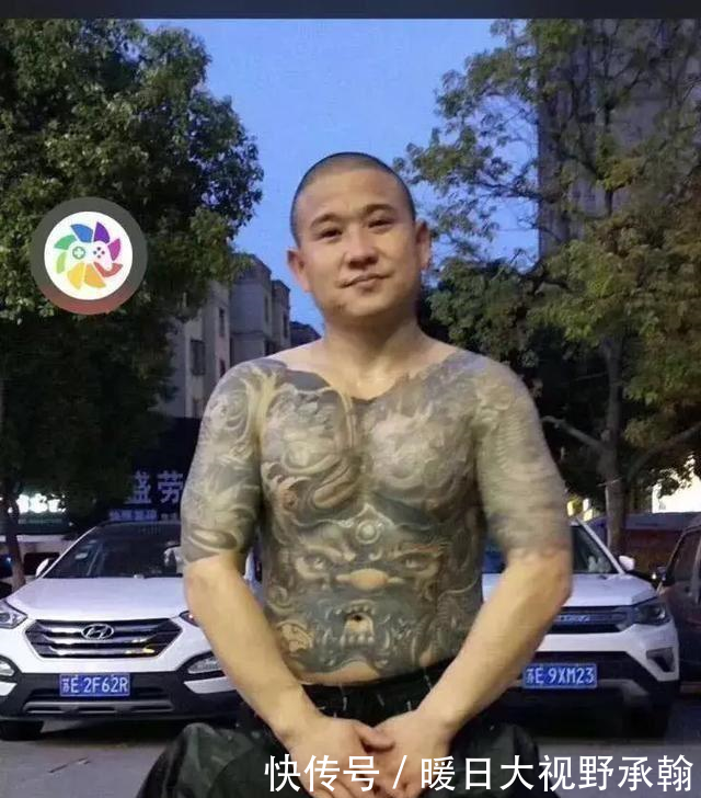 昆山宝马车拿刀怒砍电瓶车主, 反被电瓶车主捡