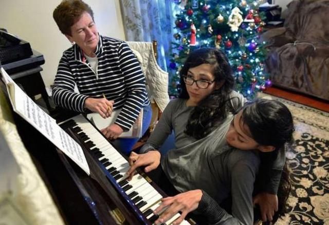 连体双胞胎17年生活,一块上厕所,医生做分离手